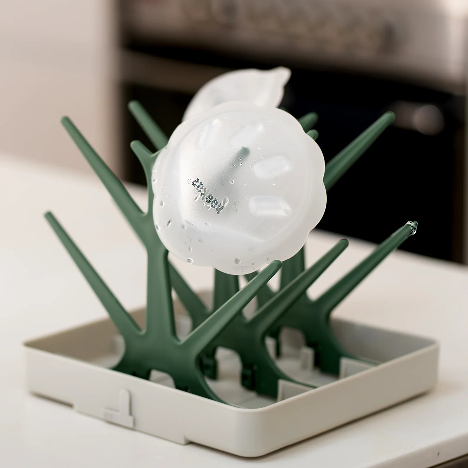 Haakaa Petal Soft Silicone Milk Collector 1 oz/30 ml - Image 11